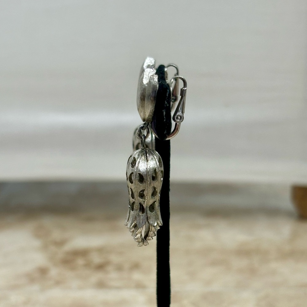 Trifari Vintage Signed 70s Rare Silver Tone Swinging Clip On Earrings - Picture 3 of 6